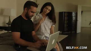 தனியா அழகி தேவைகளை ஒரு பெரிய காயி or மாங்கா நீட்டி அவளது