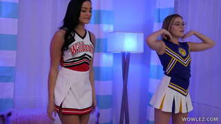 Bubble prapanicë vajzat gëzojnë disa lezbike seks pas cheerleader praktikë Bubble prapanicë vajzat gëzojnë disa lezbike seks pas cheerleader praktikë