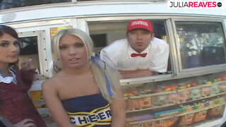 ���ইস ক্রিম বিক্রেতা তোলে, তিনে মিলে, তার মধ্যে আইস ক্রিম ভ্যান