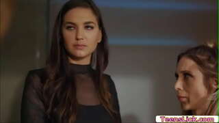 Charlotte Stokely apmierināt viņas vajadzības, un viņa pat palīdzēt Silvia Saige