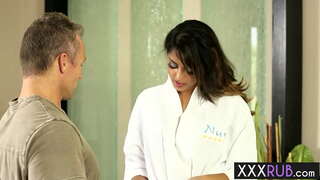 ���ಾದಕ ಬೆಡಗಿ ಸೋಫಿಯಾ ಲಿಯೋನ್ knelt ಮತ್ತು ದೊಡ್ಡ ಶಿಶ್ನ ಎಣ್ಣೆಯ ಮಸಾಜ್