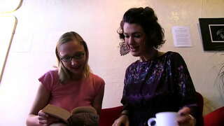 лесбо шлюхи трахаются - волосатый куст