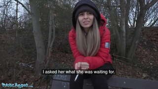 Agent Public Inselat Sotia Merge și Șuruburi de un Străin