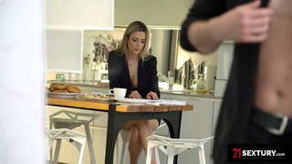 ���ೊಮೇನಿಯನ್ ಬೆಡಗಿ ಪ್ರೀತಿಸುತ್ತಾರೆ ಒಂದು ಉತ್ತಮ ಗುದ ಸಂಭೋಗ ಆರಂಭಿಸಲು ತನ್ನ ದಿನ