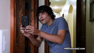 Dildo no banho, profundo anal no sofá