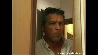 Babai i përdor situatën anal