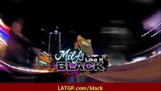 Гаряча зріла мілфа на великому чорному кілі