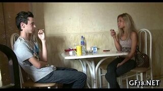 Αγόρι κάθεται και κοιτάζει επίμονα Αγόρι κάθεται και κοιτάζει επίμονα