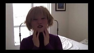 ���ಹಿಳೆ ಮೇಲೆ ಇರಿಸುತ್ತದೆ ಒಂದು ಸ್ತ್ರೀ ಮುಖವಾಡ ತೊಟ್ಟು ಕೃತಕ ಲಿಂಗ