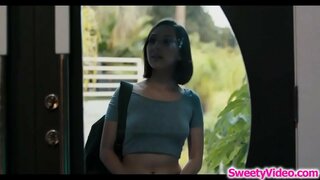 Sexy masseuse usage de ciseaux avec son lesbiennes costumier