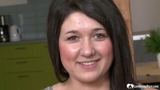 Аматарская красуня отсосет яго цверды чорны член і атрымлівае жорсткі трах ў сваю шапіках.