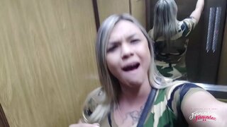 ���ණුසුම් කෑල්ල තමන් වෙත ඇද ගැනීමේ හැකියාවක් කුකුළා, සහ මිතුරා, ඩී.