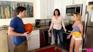 Sneaking kunye stepsister ngexesha mom ngu ngokwenza labore ekhaya