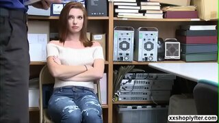 Похотливый офицер наконец-то трахает крадущуюся Джейси Старр в ее тугую киску Похотливый офицер наконец-то трахает крадущуюся Джейси Старр в ее тугую киску